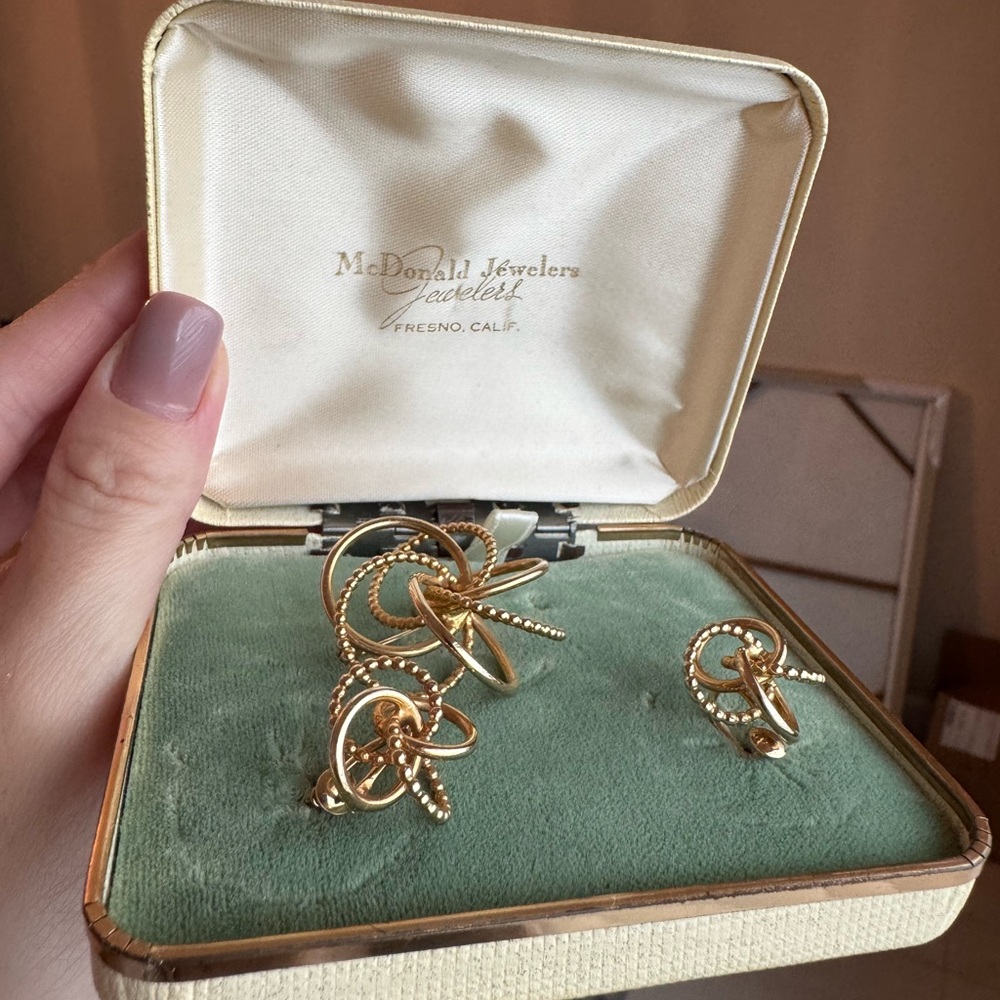 12k Gold Filled Interlocking Clip-on Earrings
& Matching Brooch Gold Tone Set